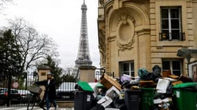 Des déchets sont entassés le 21 mars 2023 à Paris où les agents de la Ville chargés de la collecte sont en grève depuis deux semaines contre la réforme des retraites