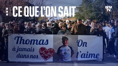 Des personnes défilent derrière une banderole "Thomas, dans nos cœurs à jamais, on t'aime" à Romans-sur-Isere, dans le sud-est de la France, le 22 novembre 2023.