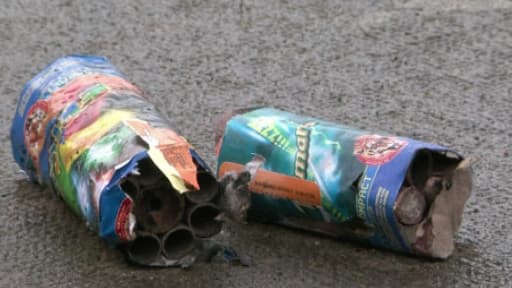 Le pétard explose au visage de l'enfant de sept ans.