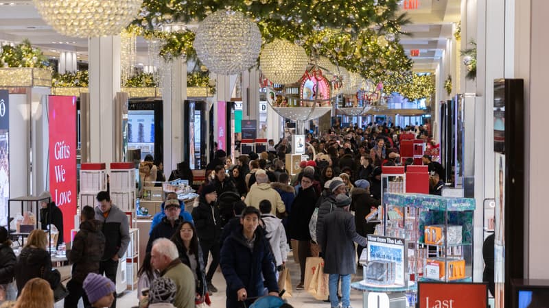 Des personnes se baladent dans un centre commercial (photo d'illustration).