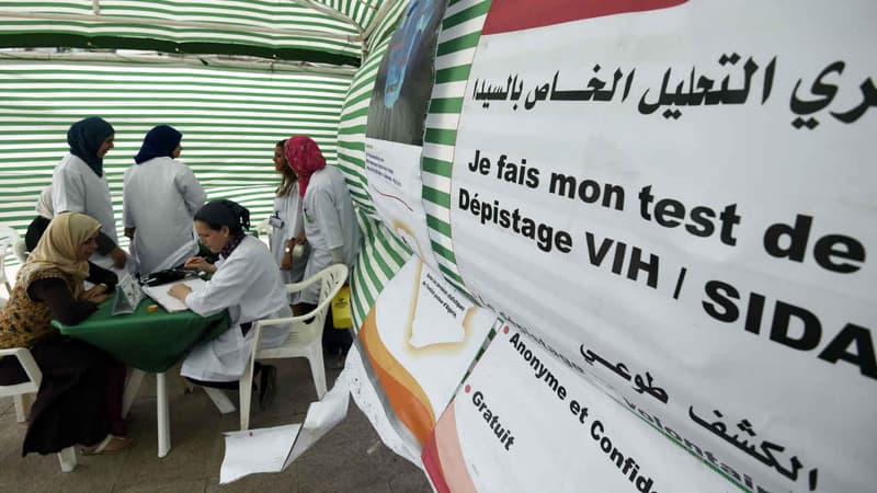 Opération de dépistage du sida organisée par l'ONU à Alger (Algérie), en juin 2015, dans le cadre du programme de lutte contre le VIH.