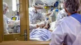Un patient atteint du Covid-19 dans une unité de soins intensifs d'un hôpital en décembre 2020.