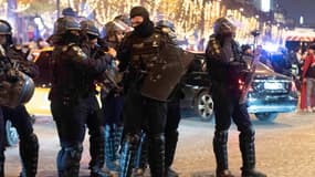 Tensions sur les Champs-Élysées: 74 personnes interpellées
