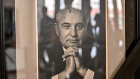 Une photographie de Mikhaïl Gorbatchev apposée devant ses anciens bureaux, le 31 août 2022  
