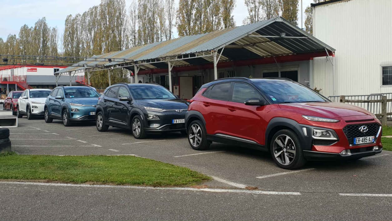 Au premier plan, le Kona thermique, suivi des versions électriques. Le Kona est l'un des premiers SUV électriques grand public. Au premier plan, le Kona thermique, suivi des versions électriques. Le Kona est l'un des premiers SUV électriques grand public.