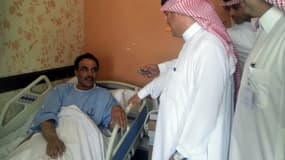 Le ministre de la Santé saoudien Abdallah Al-Rabia en visite d'un malade infecté par le coronavirus le 13 mai 2013.
