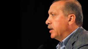 La nette victoire du "oui" au référendum sur une série d'amendements à la constitution place l'AKP, le parti du Premier ministre Recep Tayyip Erdogan (photo), en position idéale pour obtenir un troisième mandat lors des prochaines législatives. /Photo pri