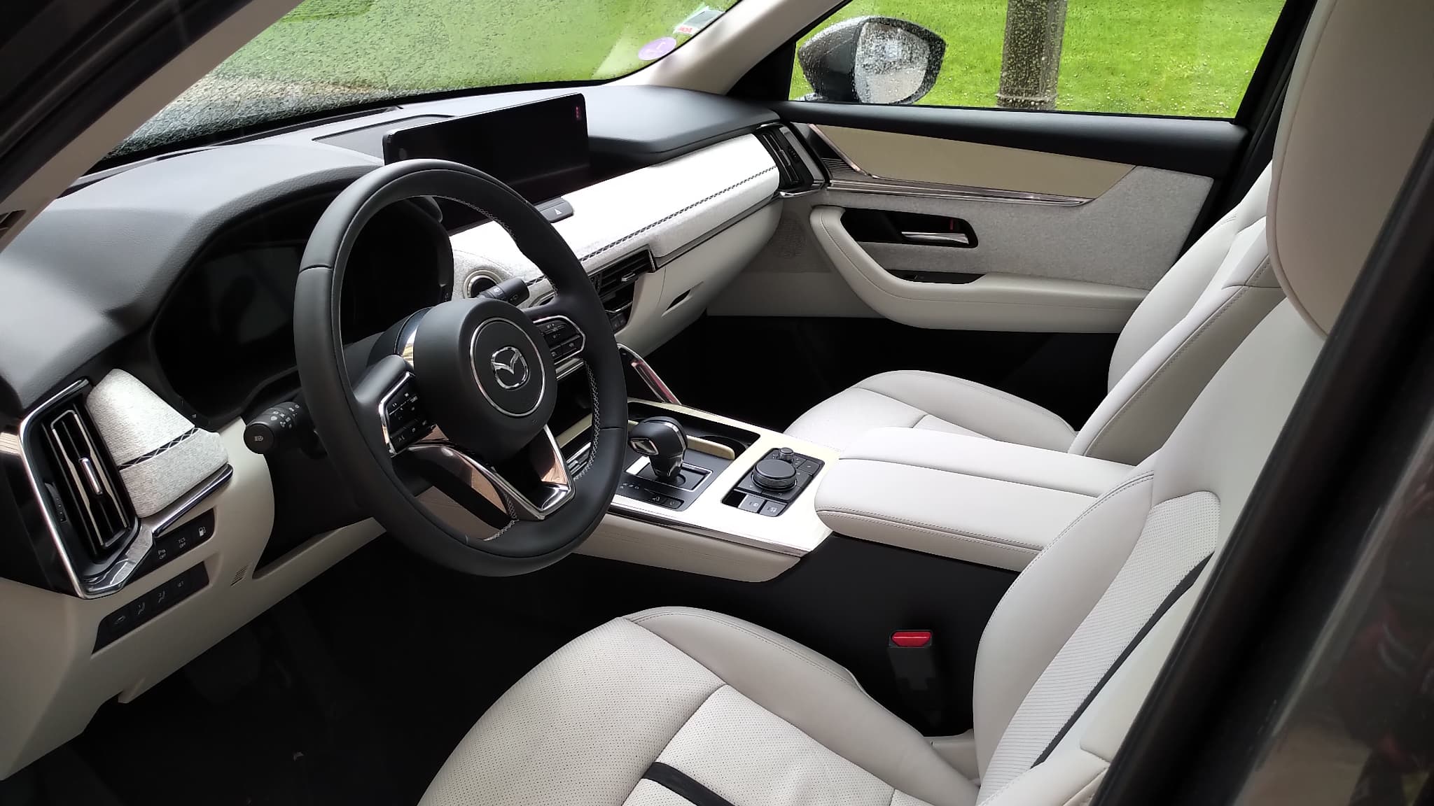 Notre modèle d'essai est en finition Takumi, soit des sièges en cuir ivoire, des placages d’érable ou encore des plastiques laqués. Notre modèle d'essai est en finition Takumi, soit des sièges en cuir ivoire, des placages d’érable ou encore des plastiques laqués.