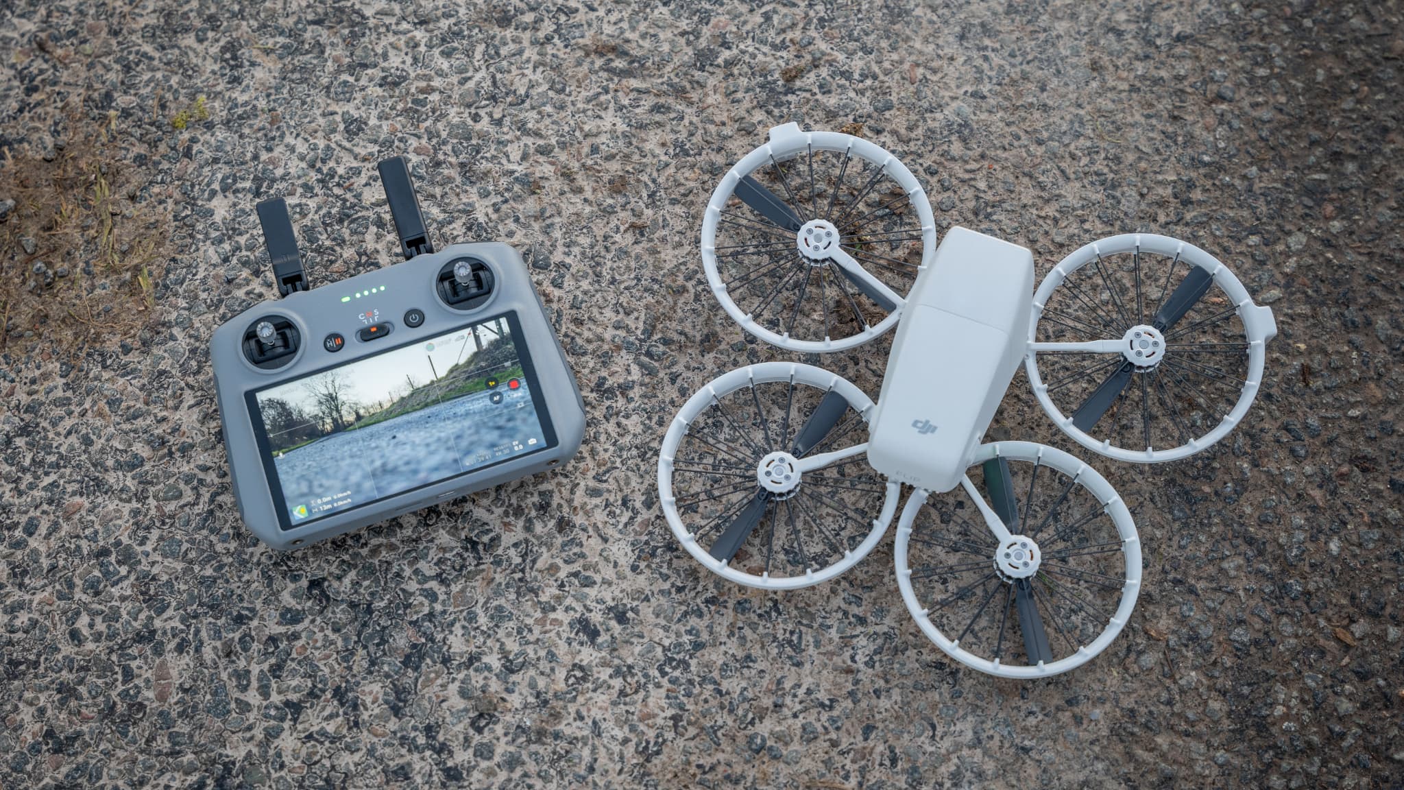 Le DJI Flip est compatible avec la DJI RC 2 et son écran de 5,5” lumineux de 700 nits, avec une résolution de 1 920 x 1 080p.