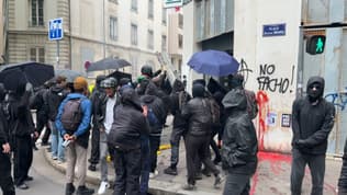 Une banque ciblée par des individus, en marge du cortège du 1er mai à Lyon. 