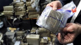 Un officier de police présentant un échantillon provenant d'une saisie de cannabis réalisée en 2011