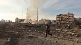 Palestinien dans les ruines d'un bâtiment officiel à Gaza.