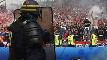 Un policier français face à des supporters hongrois le 18 juin dernier.
