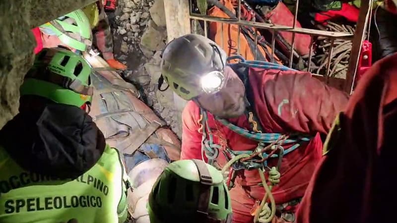 Italie: une spéléologue victime de plusieurs fractures sauvée après 4 jours dans une grotte