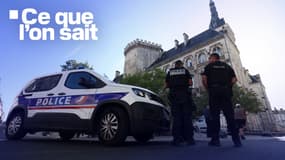 Des policiers devant l'hôtel de ville d'Angoulême le mercredi 21 août 2024.