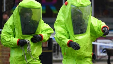 Mars 2018, les services d'urgence britanniques sécurisent la zone où ont été retrouvés dans un état critique Sergueï Skripal et sa fille.