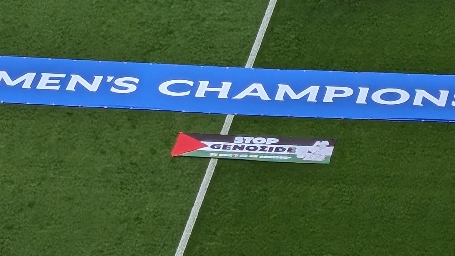 Une banderole en soutien au peuple palestinien déployée à l'entrée des joueuses lors de la Ligue des champions féminine entre Lyon et Barcelone, le 25 mai 2024 Une banderole en soutien au peuple palestinien déployée à l'entrée des joueuses lors de la Ligue des champions féminine entre Lyon et Barcelone, le 25 mai 2024