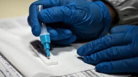 Un personnel de santé réalise un test antigénique de dépistage du Covid-19 dans le groupe scolaire Fénelon Notre-Dame à La Rochelle, en Charente-Maritime, le 13 janvier 2022