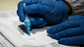 Un personnel de santé réalise un test antigénique de dépistage (Photo d'illustration)