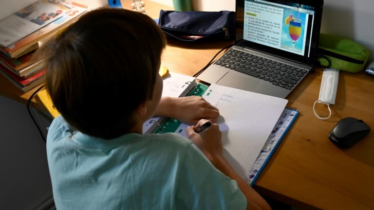 L'école à la maison pour ce petit Marseillais, en pleine épidémie de Covid-19, le 6 avril 2021