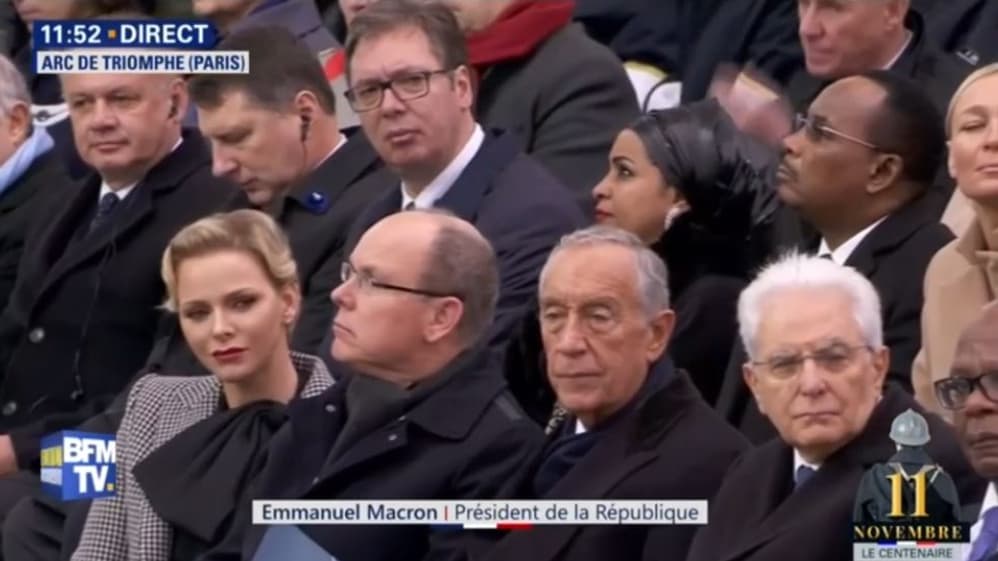 Le président serbe Aleksandar Vucic, avec les lunettes, au deuxième rang derrière et le prince et la princesse de Monaco.
