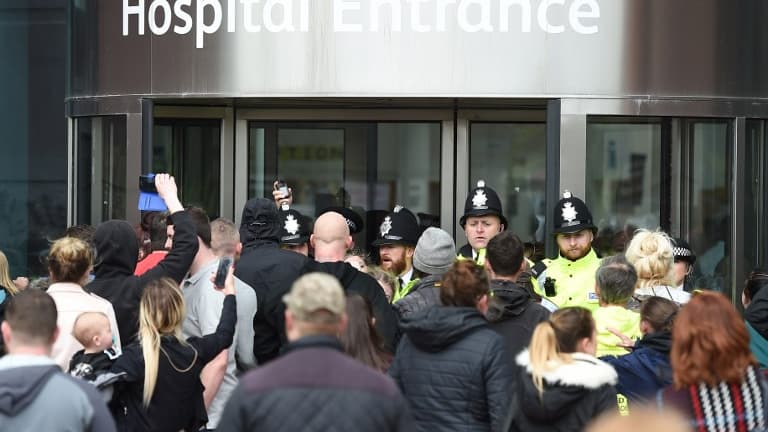 Des manifestants lundi devant l'hôpital où est maintenu en vie le petit Alfie. 