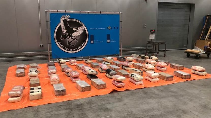 529 kilos de cocaïne ont été saisis sur un bateau dans le port de Rotterdam, a annoncé la douane néerlandaise le 26 octobre 2021. 529 kilos de cocaïne ont été saisis sur un bateau dans le port de Rotterdam, a annoncé la douane néerlandaise le 26 octobre 2021.