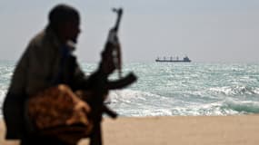 Un pirate le long de la côte somalienne.