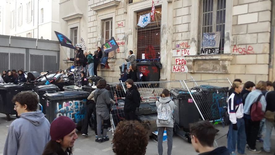 Des élèves bloquent l'entrée du lycée depuis ce matin.
