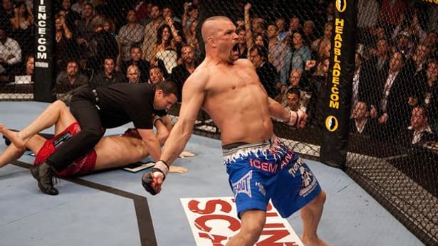 Chuck Liddell en pleine célébration après avoir mis Randy Couture KO lors de leur troisième combat à l'UFC en février 2006 Chuck Liddell en pleine célébration après avoir mis Randy Couture KO lors de leur troisième combat à l'UFC en février 2006