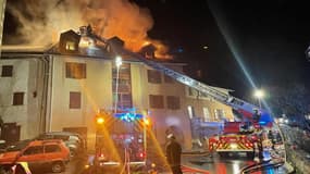 La toiture d'une habitation a pris feu à Risoul, dans les Hautes-Alpes, le 1er janvier 2022. 