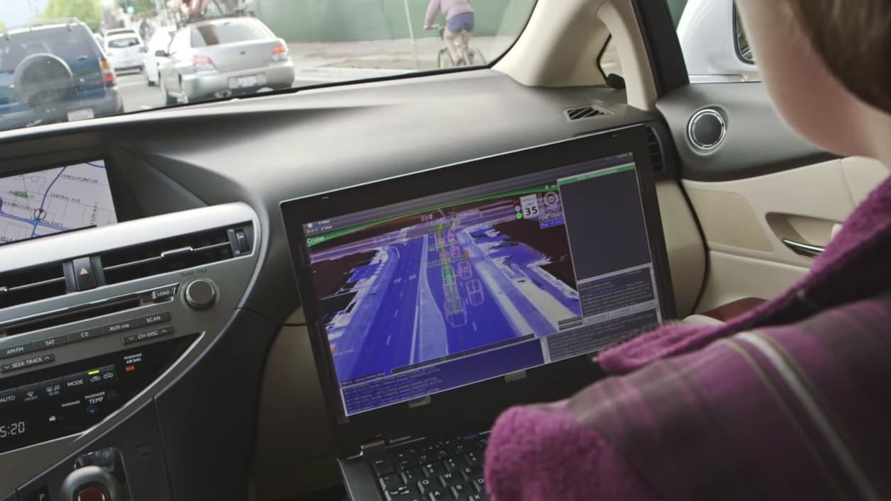 Côté passager, un employé de Google garde un œil sur ce que voit la voiture