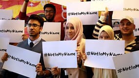 Des musulmans se mobilisent à travers le monde contre les actions de l'Etat islamique, brandissant des pancartes avec l'inscription #Notinmyname ("Pas en mon nom").