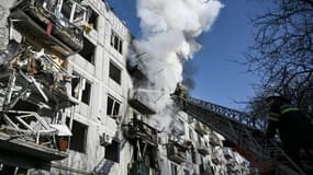 Un immeuble endommagé par des bombardements à Tchougouïv, dans l'est de l'Ukraine, le 24 février 2022