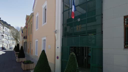 L'entrée de la préfecture de Dignes-les-Bains, devant laquelle l'homme a tenté de s'immoler.