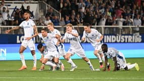 Les joueurs auxerrois après leur victoire aux tirs au but contre Sochaux lors des barrages de Ligue 2, le 20 mai 2022.