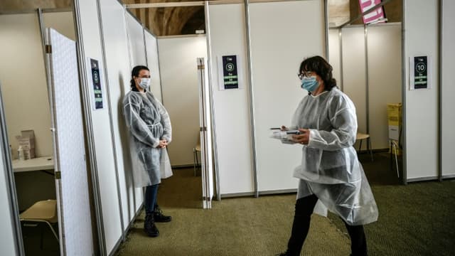Des personnels médicaux dans un centre de vaccination à l'Orangerie de Versailles, le 29 mai 2021.