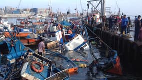 A Iquique, au nord du Chili, des bateaux endommagés après un séisme de magnitude 8,2, le 2 avril 2014.