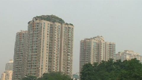 Un influent Chinois qui s'est construit au sommet d'un gratte-ciel de Pékin une villa trônant sur une colline rocheuse.