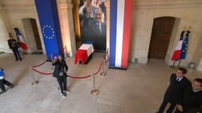 Une personne en train de se prendre en photo en selfie avec la dépouille de Jacques Chirac, ce dimanche aux Invalides.