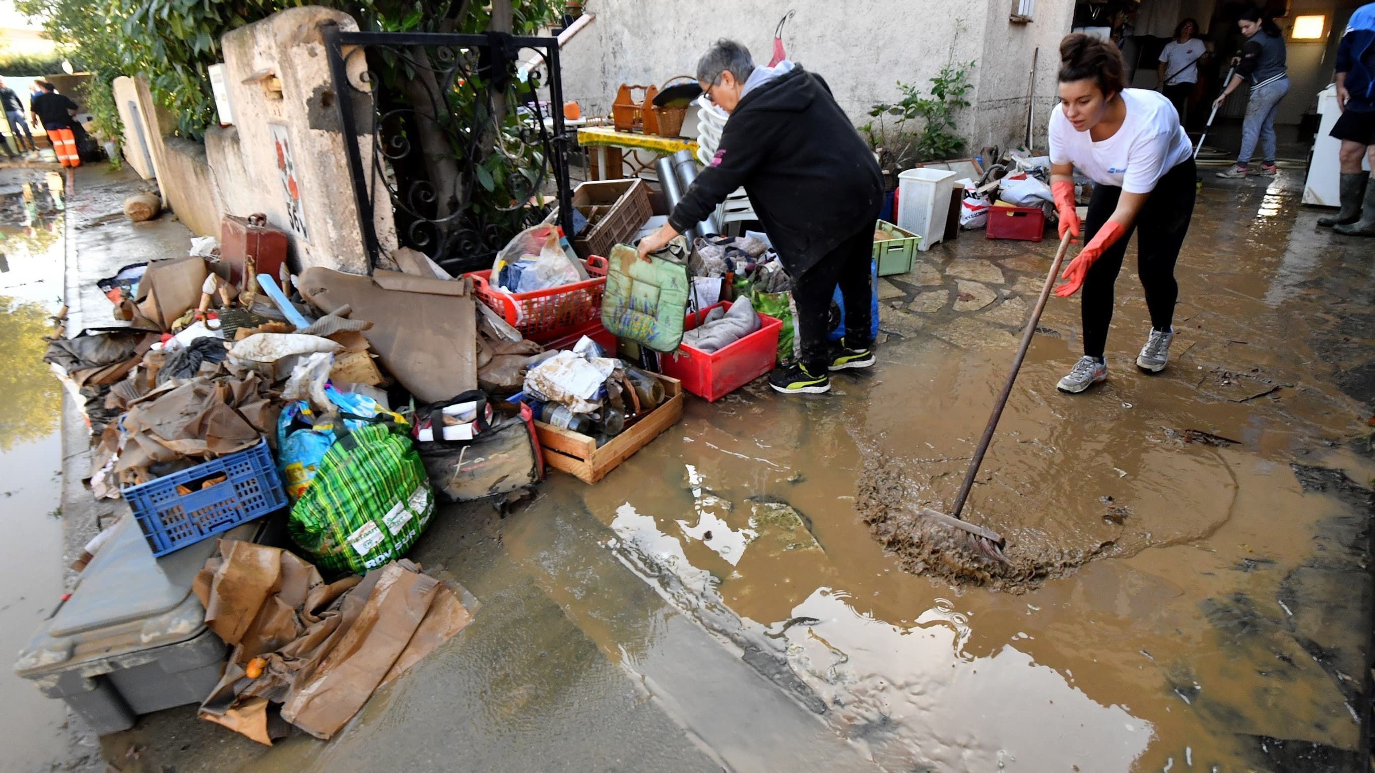 Habitants de Villeneuve-lès-Béziers, Hérault, après inondation, le 24 octobre 2019 Habitants de Villeneuve-lès-Béziers, Hérault, après inondation, le 24 octobre 2019