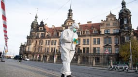 Un enquêteur devant le Palais Royal qui héberge le musée historique "Green Vault", à Dresde, en Allemagne, le 25 novembre 2019
