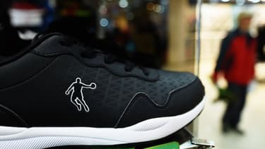 Un équipementier chinois utilisait la transcription phonétique en mandarin du nom Jordan et une image de basketeur sur ses baskets.