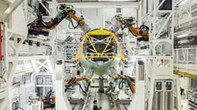 Douze robots (sur les 20) percent, fraisent, scellent et intègrent 3000 rivets par joint orbital pour assembler les tronçons central et arrière du fuselage avec l’empennage et former un sous-ensemble.