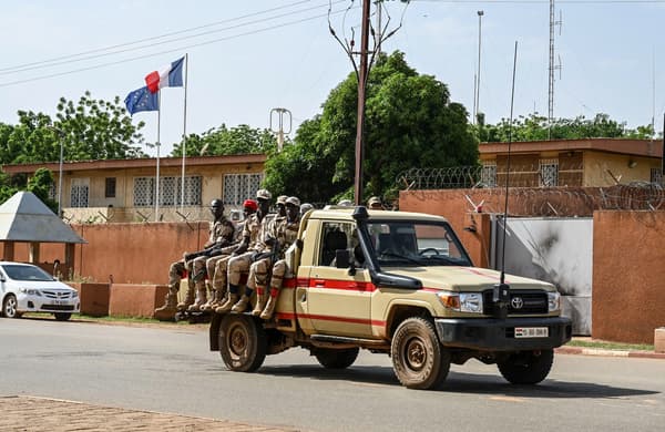 Une patrouille de la police nationale du Niger passe devant l'ambassade de France à Niamey le 28 août 2023.