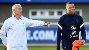 Kylian Mbappé et son sélectionneur Didier Deschamps lors d'une séance d'entrâinement des Bleus, le 22 mars 2022 à Clairefontaine 