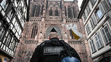 Un gendarme devant cathédrale Notre-Dame de Strasbourg