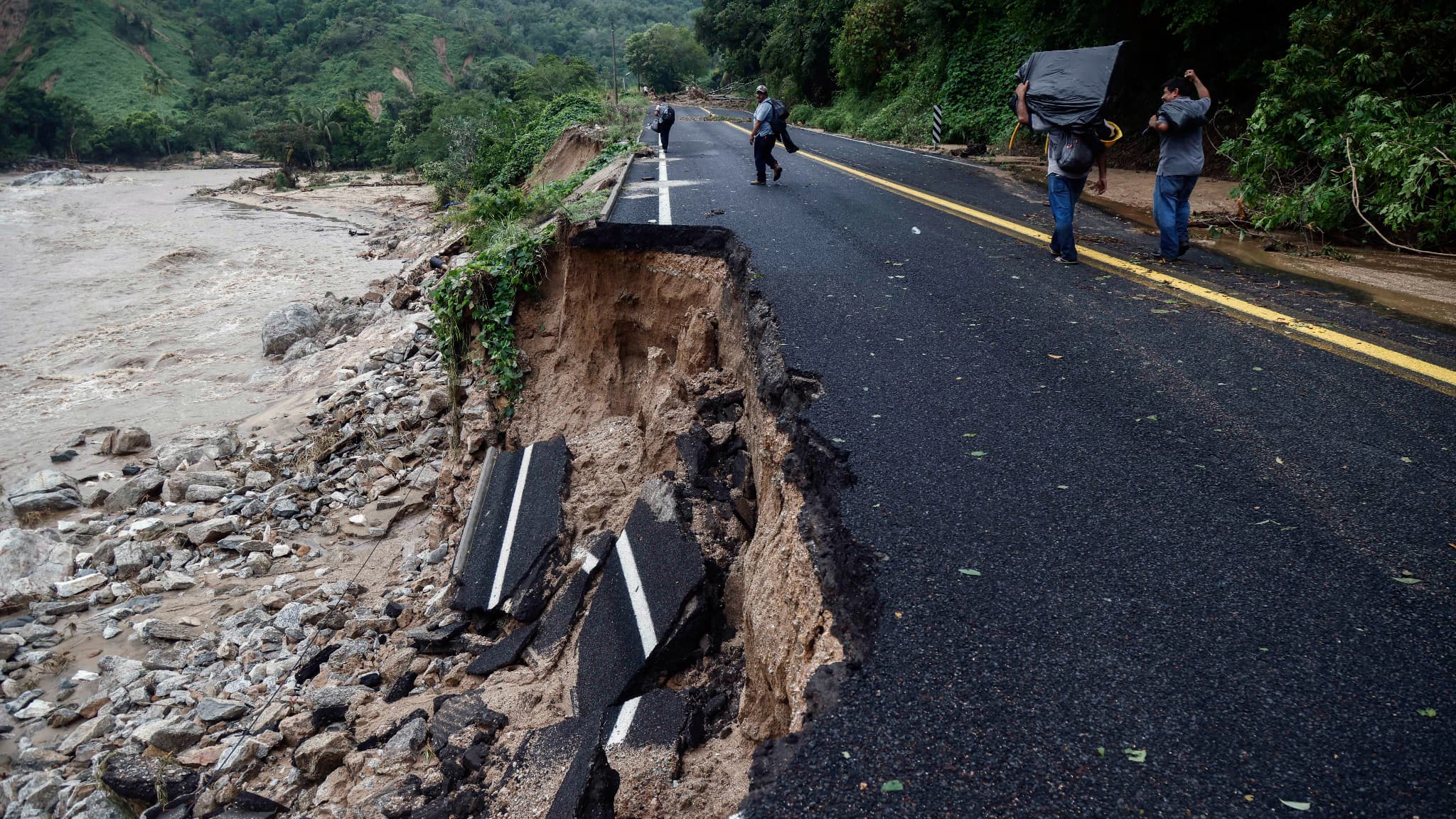 Une partie de la route qui a été emportée par les eaux, à une vingtaine de kilomètres au nord d'Acapulco, dan l'État de Guerrero, au Mexique, après le passage de l'ouragan Otis, le 25 octobre 2023. Une partie de la route qui a été emportée par les eaux, à une vingtaine de kilomètres au nord d'Acapulco, dan l'État de Guerrero, au Mexique, après le passage de l'ouragan Otis, le 25 octobre 2023.