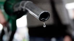 Le prix des carburants devrait baisser à partir de mardi prochain pour tenir compte de la récente baisse des cours du brut, selon le président de l'Union française des industries pétrolières (Ufip). /Photo d'archives/REUTERS/Darren Staples