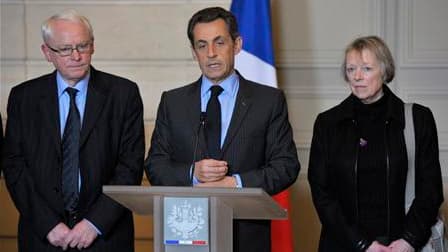 Nicolas Sarkozy entouré par les parents de Florence Cassez, Charlotte et Bernard Cassez.